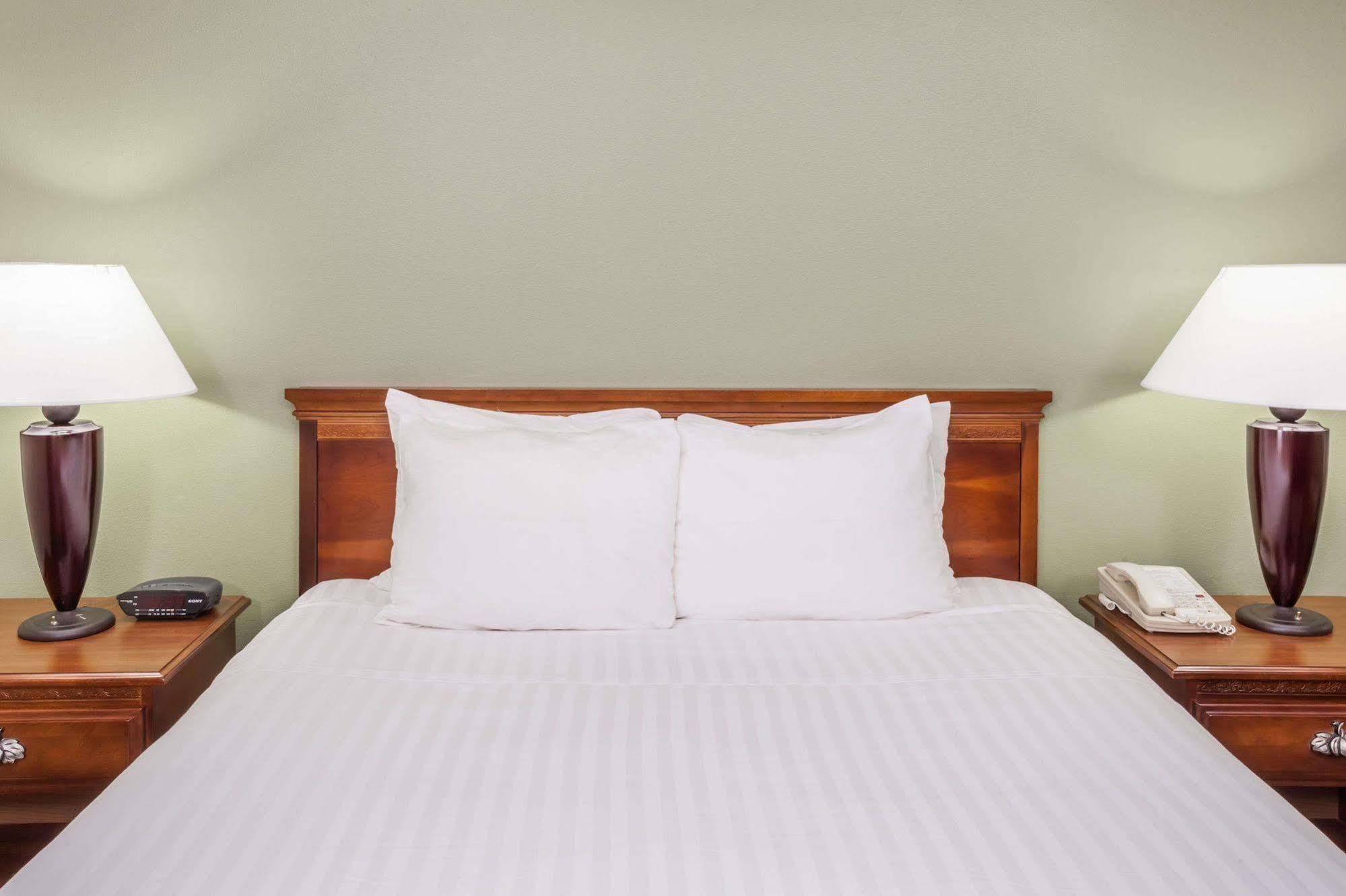 Baymont By Wyndham Lafayette - Purdue University Экстерьер фото